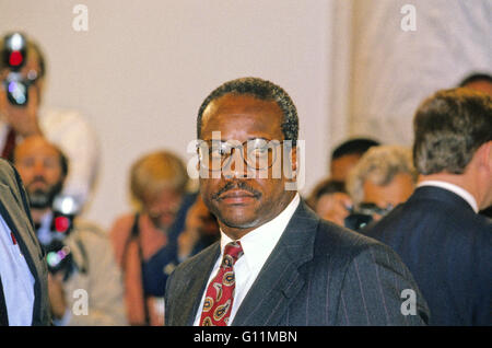 Washington, District Of Columbia, USA. 4. Mai 2016. Richter Clarence Thomas erscheint während der mündlichen Verhandlung vor uns Justizausschuss des Senats, die Aussage von Professor Anita Hill über seine Bestätigung als Associate Justice von der US Supreme Court in uns Senat Caucus Zimmer in Washington, DC am 10. September 1991 zu hören. Thomas wurde nominiert für die Position von US-Präsident George H.W. Bush am 1. Juli 1991 ausscheidende Gerechtigkeit Thurgood Marshall.Credit ersetzen: Arnie Sachs/CNP © Arnie Sachs/CNP/ZUMA Draht/Alamy Live News Stockfoto