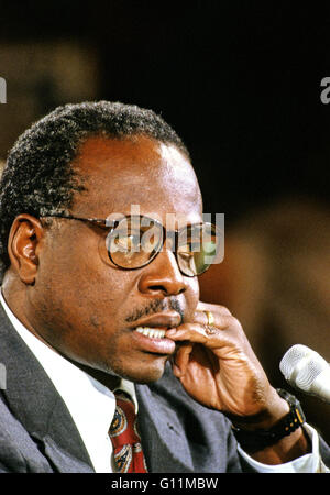 Washington, District Of Columbia, USA. 11. September, 1991. Richter Clarence Thomas zeugt während der mündlichen Verhandlung vor uns Justizausschuss des Senats, ihn als Associate Justice von der US Supreme Court in uns Senat Caucus Zimmer in Washington, DC am 11. September 1991 zu bestätigen. Thomas wurde nominiert für die Position von US-Präsident George H.W. Bush am 1. Juli 1991 ausscheidende Gerechtigkeit Thurgood Marshall.Credit ersetzen: Arnie Sachs/CNP © Arnie Sachs/CNP/ZUMA Draht/Alamy Live News Stockfoto