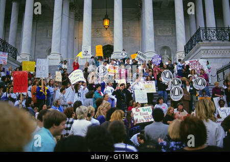 Washington, District Of Columbia, USA. 4. Mai 2016. Demonstranten von der nationalen Organisation bestätigen für Frauen auf den Osten Stufen des United States Capitol in der Hoffnung, ein negatives Ergebnis bei der US-Senat-Abstimmung beeinflussen einzuberufen Richter Clarence Thomas Richter des Supreme Court in Washington, DC am 15. Oktober 1991 zu. Die Abstimmung war 52-48 in Thomas Gunst. Bildnachweis: Ron Sachs/CNP © Ron Sachs/CNP/ZUMA Draht/Alamy Live-Nachrichten Stockfoto