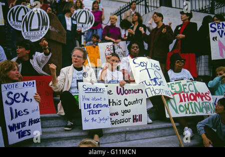 Washington, District Of Columbia, USA. 4. Mai 2016. Demonstranten von der nationalen Organisation bestätigen für Frauen auf den Osten Stufen des United States Capitol in der Hoffnung, ein negatives Ergebnis bei der US-Senat-Abstimmung beeinflussen einzuberufen Richter Clarence Thomas Richter des Supreme Court in Washington, DC am 15. Oktober 1991 zu. Die Abstimmung war 52-48 in Thomas Gunst. Bildnachweis: Ron Sachs/CNP © Ron Sachs/CNP/ZUMA Draht/Alamy Live-Nachrichten Stockfoto
