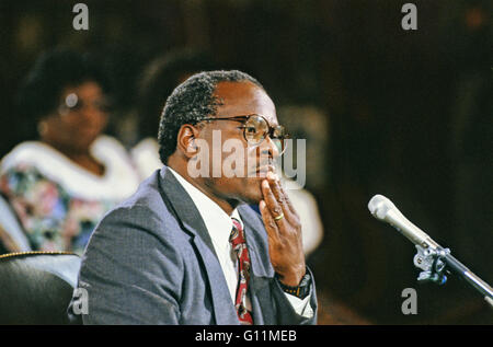 Washington, District Of Columbia, USA. 11. September, 1991. Richter Clarence Thomas zeugt während der mündlichen Verhandlung vor uns Justizausschuss des Senats, ihn als Associate Justice von der US Supreme Court in uns Senat Caucus Zimmer in Washington, DC am 11. September 1991 zu bestätigen. Thomas wurde nominiert für die Position von US-Präsident George H.W. Bush am 1. Juli 1991 ausscheidende Gerechtigkeit Thurgood Marshall.Credit ersetzen: Arnie Sachs/CNP © Arnie Sachs/CNP/ZUMA Draht/Alamy Live News Stockfoto