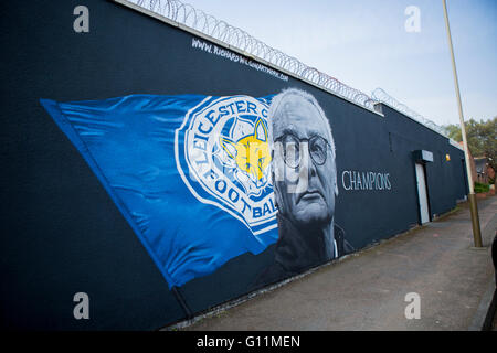 Leicester City, Großbritannien. 7. Mai 2016. Streetart-Künstler Richard Wilson hat einen riesigen Claudio Ranieri auf einer Wand in Leicester und als Hommage an die atemberaubende Leistung Gewinn der Premier League 2015/2016 Wandbild. Bildnachweis: Alberto Grasso/Alamy Live-Nachrichten Stockfoto