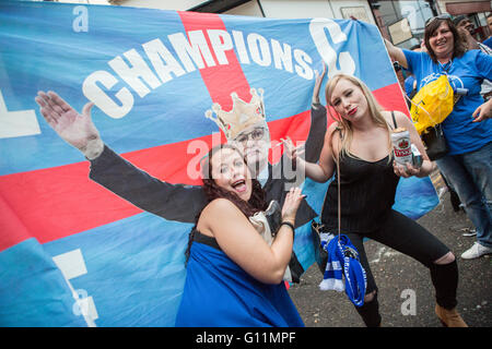 Leicester City, England, Mai 7. 2016. Die Titel-Party ist in vollem Gange aller Leicester City nach der beeindruckenden Leistung Gewinn der Premier League 2015/2016. Ganzen Leicester City Party Atmosphäre mit Stolz Fans in Leicester FC Fan-Ausrüstung. Bildnachweis: Alberto Grasso/Alamy Live-Nachrichten Stockfoto