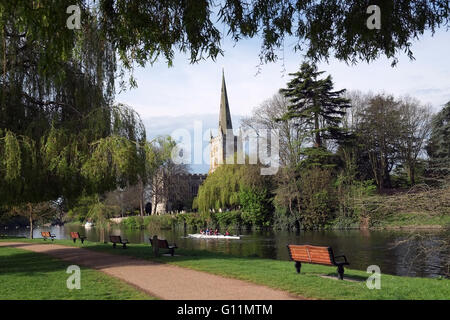 -Upon-Avon, England, Vereinigtes Königreich; 8. Mai 2016. Ein schöner Tag, nach unten durch den Fluß Avon in Stratford, mit Holy Trinity Church im Hintergrund zu rudern. Bildnachweis: Andrew Lockie/Alamy Live-Nachrichten Stockfoto