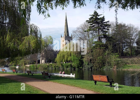 -Upon-Avon, England, Vereinigtes Königreich; 8. Mai 2016. Ein schöner Tag, nach unten durch den Fluß Avon in Stratford, mit Holy Trinity Church im Hintergrund zu rudern. Bildnachweis: Andrew Lockie/Alamy Live-Nachrichten Stockfoto