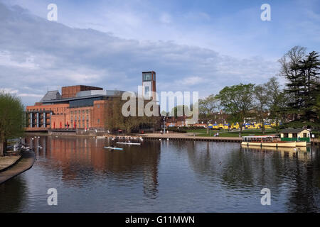 -Upon-Avon, England, Vereinigtes Königreich; 8. Mai 2016. Ein schöner Tag werden nach unten durch den Fluß Avon in Stratford. Bildnachweis: Andrew Lockie/Alamy Live-Nachrichten Stockfoto