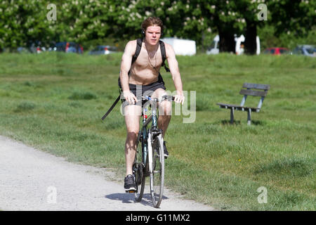 Wimbledon, London, UK. 8. Mai 2016. UK-Wetter: Fahrrad Fahrer auf Wimbledon Common an einem heißen Tag wie Temperaturen vorhergesagt werden, Kredite steigen: Amer Ghazzal/Alamy Live-Nachrichten Stockfoto