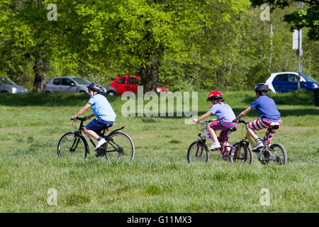 Wimbledon, London, UK. 8. Mai 2016: Fahrrad-Fahrer auf Wimbledon Common an einem heißen Tag wie Temperaturen vorhergesagt werden, Kredite steigen: Amer Ghazzal/Alamy Live-Nachrichten Stockfoto