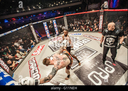 London, UK. 8. Mai 2016. UCMMA gemischte Kampfkunst Käfig Kampf, den Konkurrenten bei den Troxy konkurrieren. Kris King Vs Anthony Kannike in gelben Shorts Gewinner Credit: roger Parkes/Alamy Live-Nachrichten Stockfoto