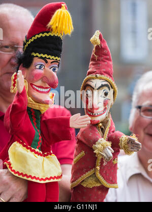 London, UK. 8. Mai 2016. Puppenspieler mit ihren Stempel & Judy Marionetten. 41. Annual Covent Garden können Fayre und Puppentheater-Festival findet auf dem Gelände der St. Pauls Kirche. Bildnachweis: Lebendige Bilder/Alamy Live-Nachrichten Stockfoto