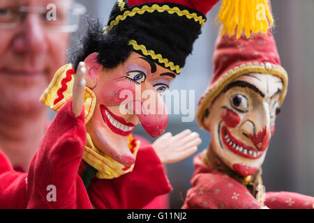 London, UK. 8. Mai 2016. Puppenspieler mit ihren Stempel & Judy Marionetten. 41. Annual Covent Garden können Fayre und Puppentheater-Festival findet auf dem Gelände der St. Pauls Kirche. Bildnachweis: Lebendige Bilder/Alamy Live-Nachrichten Stockfoto