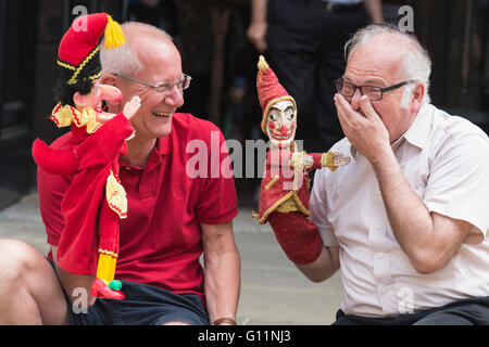 London, UK. 8. Mai 2016. Puppenspieler mit ihren Stempel & Judy Marionetten. 41. Annual Covent Garden können Fayre und Puppentheater-Festival findet auf dem Gelände der St. Pauls Kirche. Bildnachweis: Lebendige Bilder/Alamy Live-Nachrichten Stockfoto