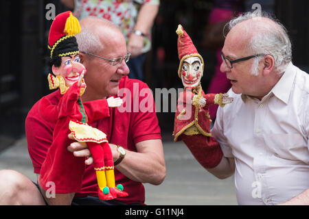 London, UK. 8. Mai 2016. Puppenspieler mit ihren Stempel & Judy Marionetten. 41. Annual Covent Garden können Fayre und Puppentheater-Festival findet auf dem Gelände der St. Pauls Kirche. Bildnachweis: Lebendige Bilder/Alamy Live-Nachrichten Stockfoto