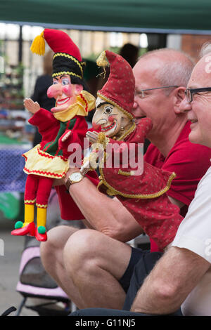 London, UK. 8. Mai 2016. Puppenspieler mit ihren Stempel & Judy Marionetten. 41. Annual Covent Garden können Fayre und Puppentheater-Festival findet auf dem Gelände der St. Pauls Kirche. Bildnachweis: Lebendige Bilder/Alamy Live-Nachrichten Stockfoto