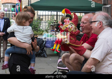 London, UK. 8. Mai 2016. Puppenspieler mit ihren Stempel & Judy Marionetten. 41. Annual Covent Garden können Fayre und Puppentheater-Festival findet auf dem Gelände der St. Pauls Kirche. Bildnachweis: Lebendige Bilder/Alamy Live-Nachrichten Stockfoto