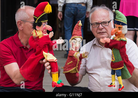 London, UK. 8. Mai 2016. Puppenspieler mit ihren Stempel & Judy Marionetten. 41. Annual Covent Garden können Fayre und Puppentheater-Festival findet auf dem Gelände der St. Pauls Kirche. Bildnachweis: Lebendige Bilder/Alamy Live-Nachrichten Stockfoto