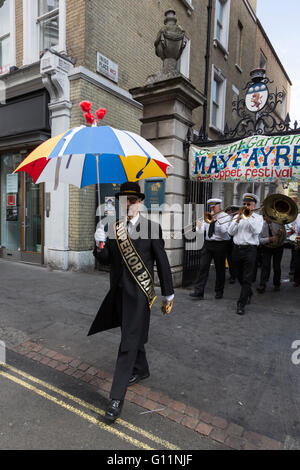 London, UK. 8. Mai 2016. Puppenspieler-Parade durch Covent Garden. 41. Annual Covent Garden können Fayre und Puppentheater-Festival findet auf dem Gelände der St. Pauls Kirche. Bildnachweis: Lebendige Bilder/Alamy Live-Nachrichten Stockfoto