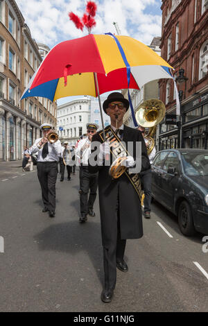 London, UK. 8. Mai 2016. Puppenspieler-Parade durch Covent Garden. 41. Annual Covent Garden können Fayre und Puppentheater-Festival findet auf dem Gelände der St. Pauls Kirche. Bildnachweis: Lebendige Bilder/Alamy Live-Nachrichten Stockfoto