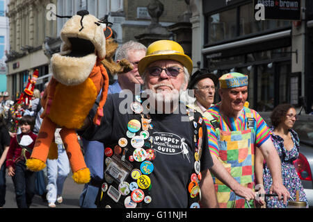 London, UK. 8. Mai 2016. Puppenspieler-Parade durch Covent Garden. 41. Annual Covent Garden können Fayre und Puppentheater-Festival findet auf dem Gelände der St. Pauls Kirche. Bildnachweis: Lebendige Bilder/Alamy Live-Nachrichten Stockfoto