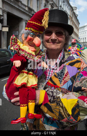 London, UK. 8. Mai 2016. Puppenspieler-Parade durch Covent Garden. 41. Annual Covent Garden können Fayre und Puppentheater-Festival findet auf dem Gelände der St. Pauls Kirche. Bildnachweis: Lebendige Bilder/Alamy Live-Nachrichten Stockfoto