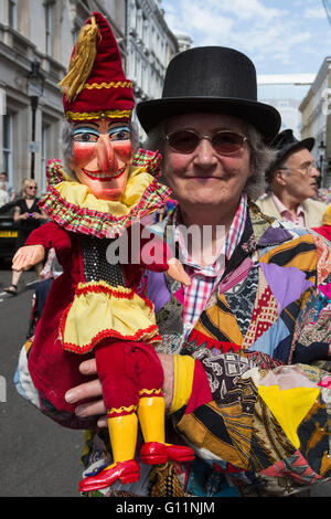 London, UK. 8. Mai 2016. Puppenspieler-Parade durch Covent Garden. 41. Annual Covent Garden können Fayre und Puppentheater-Festival findet auf dem Gelände der St. Pauls Kirche. Bildnachweis: Lebendige Bilder/Alamy Live-Nachrichten Stockfoto