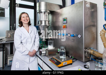 Forschung am Institut für Pharmazie und Biopharmazie. Doktorand an der Schneidmühle-Maschine. Stockfoto