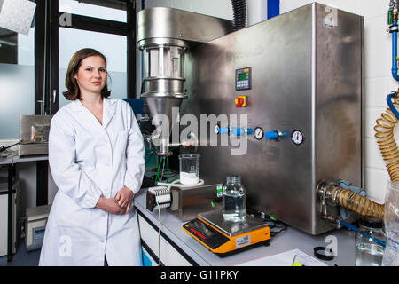 Forschung am Institut für Pharmazie und Biopharmazie. Doktorand an der Schneidmühle-Maschine. Stockfoto