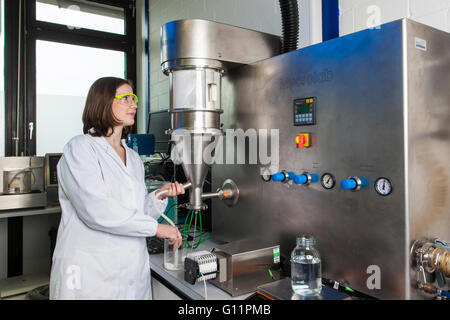 Forschung am Institut für Pharmazie und Biopharmazie. Doktorand an der Schneidmühle-Maschine. Stockfoto