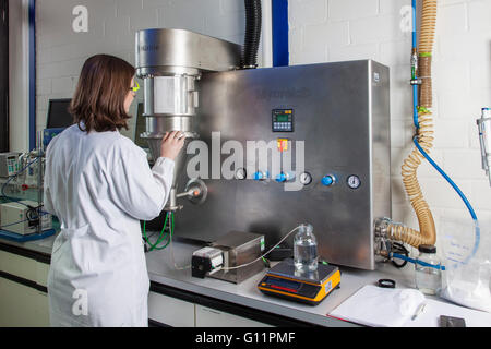 Forschung am Institut für Pharmazie und Biopharmazie. Doktorand an der Schneidmühle-Maschine. Stockfoto