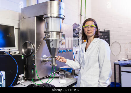 Forschung am Institut für Pharmazie und Biopharmazie. Doktorand an der Schneidmühle-Maschine. Stockfoto