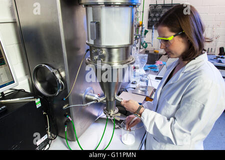 Forschung am Institut für Pharmazie und Biopharmazie. Doktorand an der Schneidmühle-Maschine. Stockfoto