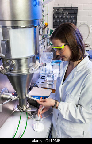 Forschung am Institut für Pharmazie und Biopharmazie. Doktorand an der Schneidmühle-Maschine. Stockfoto