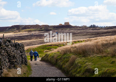 Spaziergänger auf dem Bronte Way außerhalb von Haworth. Stockfoto