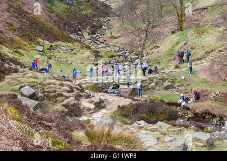 Touristen und Wanderer an Bronte-Brücke auf die Bronte Weg außerhalb Haworth. Stockfoto