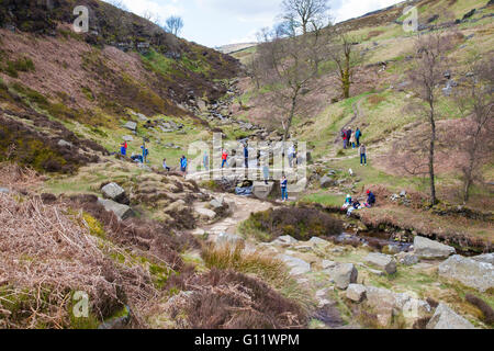 Touristen und Wanderer an Bronte-Brücke auf die Bronte Weg außerhalb Haworth. Stockfoto