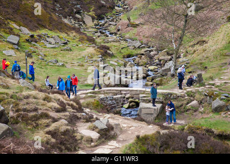 Touristen und Wanderer an Bronte-Brücke auf die Bronte Weg außerhalb Haworth. Stockfoto