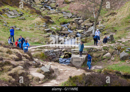 Touristen und Wanderer an Bronte-Brücke auf die Bronte Weg außerhalb Haworth. Stockfoto