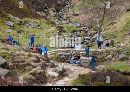 Touristen und Wanderer an Bronte-Brücke auf die Bronte Weg außerhalb Haworth. Stockfoto