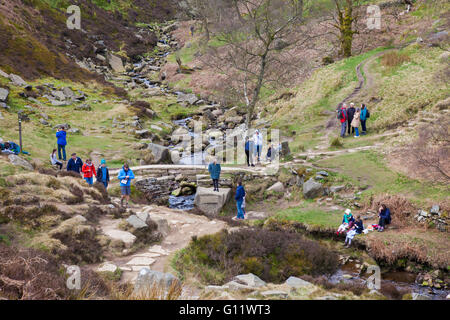 Touristen und Wanderer an Bronte-Brücke auf die Bronte Weg außerhalb Haworth. Stockfoto