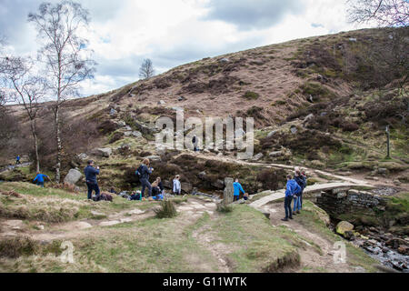 Touristen und Wanderer an Bronte-Brücke auf die Bronte Weg außerhalb Haworth. Stockfoto