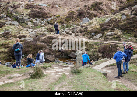 Touristen und Wanderer an Bronte-Brücke auf die Bronte Weg außerhalb Haworth. Stockfoto