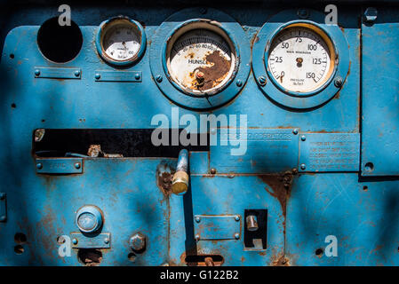 Druck-DMS und operative Control Panel auf einer alten Grubenbahn - Höhlen clearwell Stockfoto