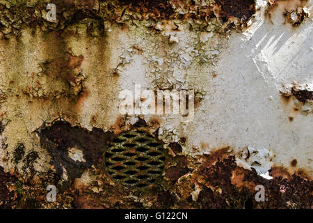 verrostete Mesh und Peeling Schmerz auf einem verlassenen Bahnhof. Clearwell Caves, Monmouthshire Stockfoto