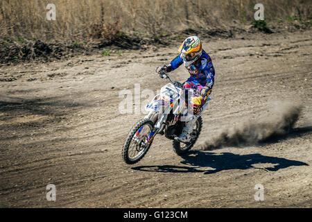 Racer auf einem Motorrad fährt auf Hinterrad beim Motocross Cup des Ural Stockfoto