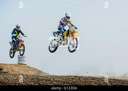 zwei Fahrer auf Motorrädern vom Berg springen und fliegen im Cup der Ural motocross Stockfoto