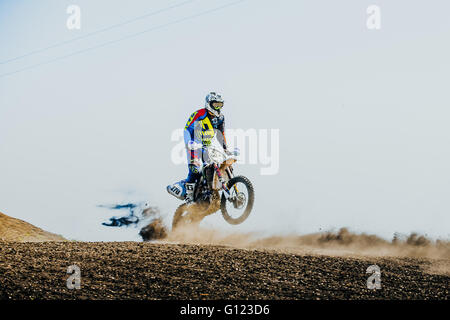 Racer auf einem Motorrad fährt auf Hinterrad auf einer staubigen Strecke beim Motocross Cup des Ural Stockfoto