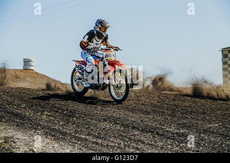 Racer auf einem Motorrad Fahrten auf staubigen Weg während Motocross Cup des Ural Stockfoto