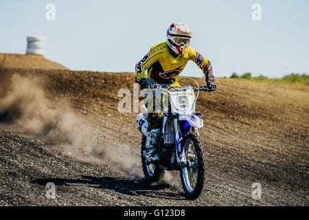 Athlet fährt ein Motorradfahrer mit staubigen Straße während Motocross Cup des Ural Stockfoto