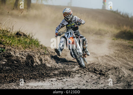 Racer auf einem Motorrad dreht auf einer staubigen Rennstrecke während Motocross Cup des Ural Stockfoto