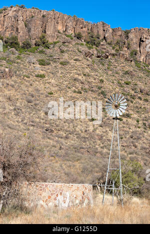 Windmühle und Wassertank auf einer Ranch in den Davis Mountains von West Texas. Stockfoto